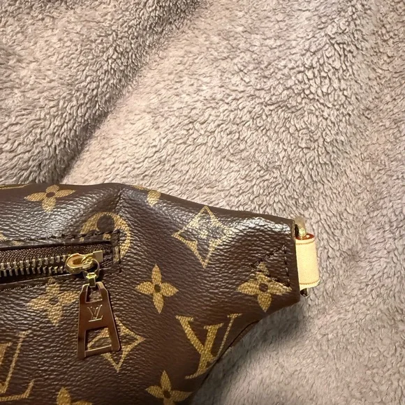 Louis Vuitton Brown and Tan Monogram Crossbody Bag - Picture 5 of 9